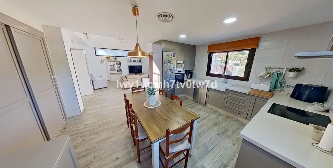Продажа  отдельно стоящей виллы в Alhaurín de la Torre 29