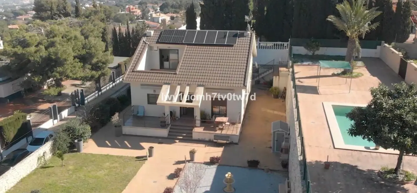 Продажа  отдельно стоящей виллы в Alhaurín de la Torre 0