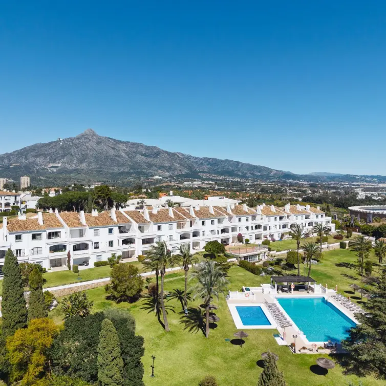Sale of middle floor apartment in Nueva Andalucía