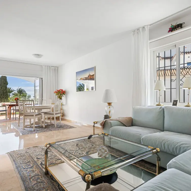 Sale of middle floor apartment in Nueva Andalucía