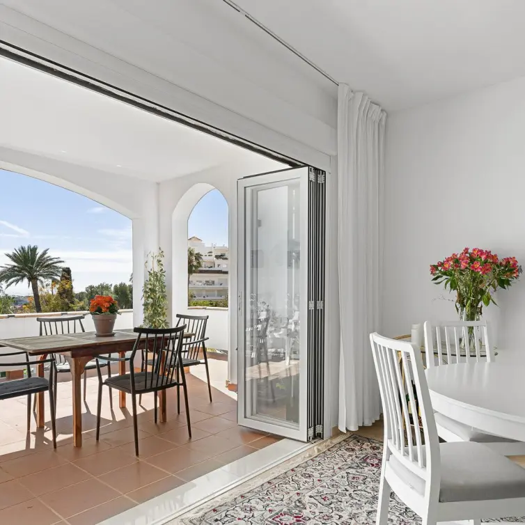 Sale of middle floor apartment in Nueva Andalucía