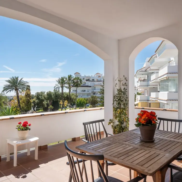 Sale of middle floor apartment in Nueva Andalucía
