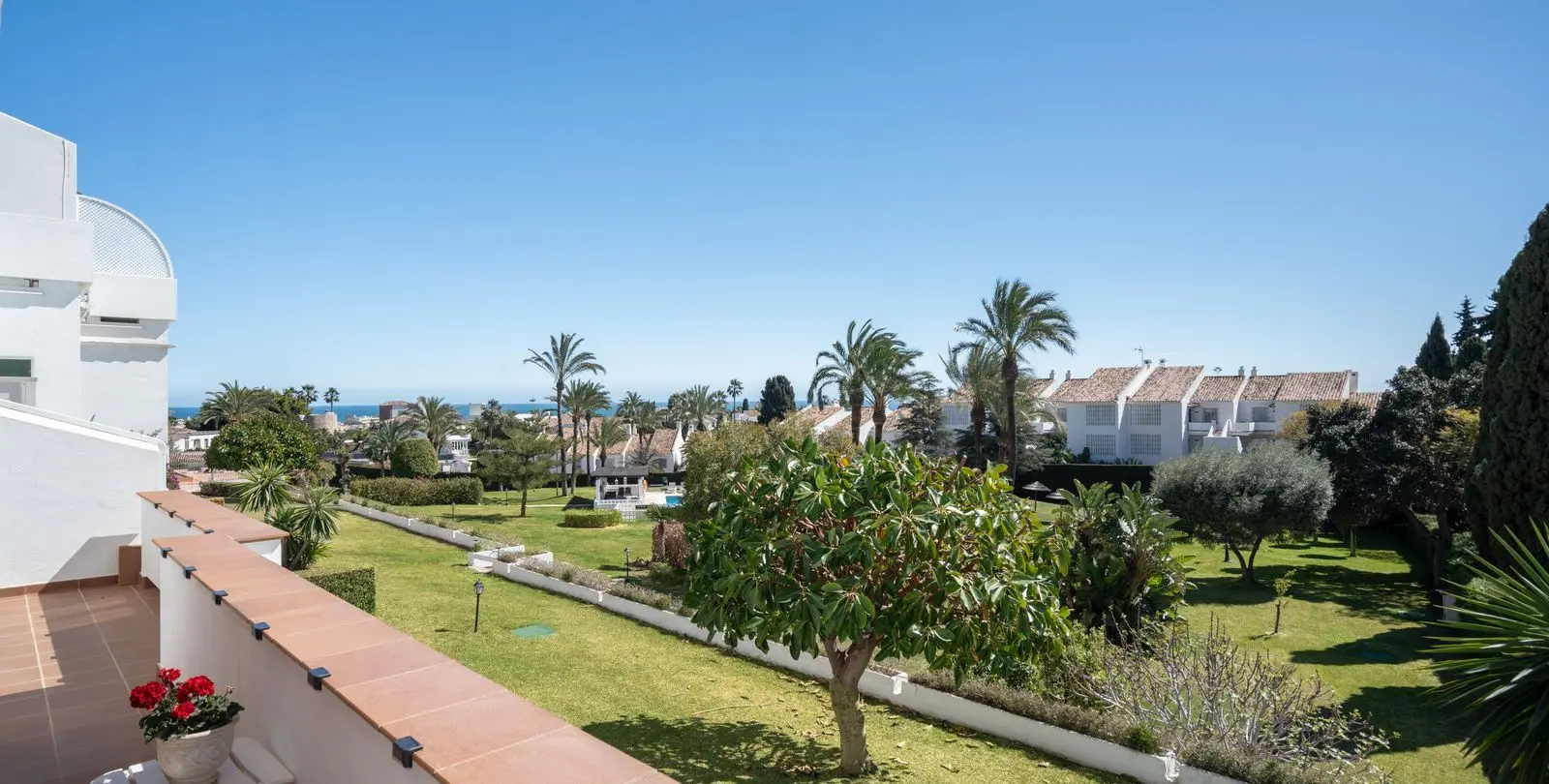 Venta de apartamento en planta media en Nueva Andalucía 8