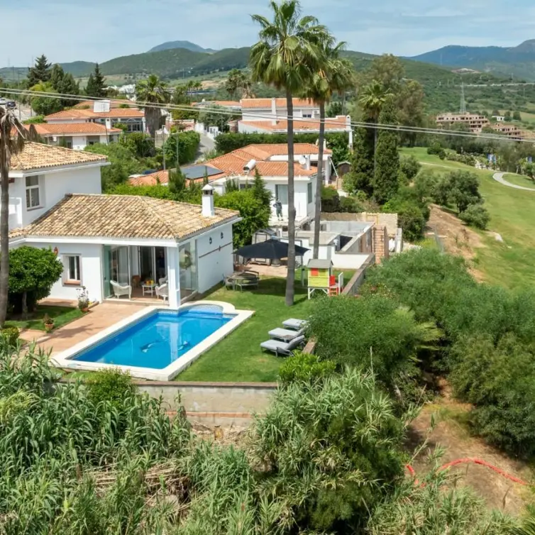 Продажа  отдельно стоящей виллы в Estepona