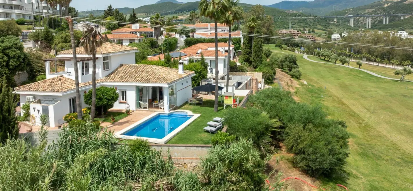 Продажа  отдельно стоящей виллы в Estepona 0