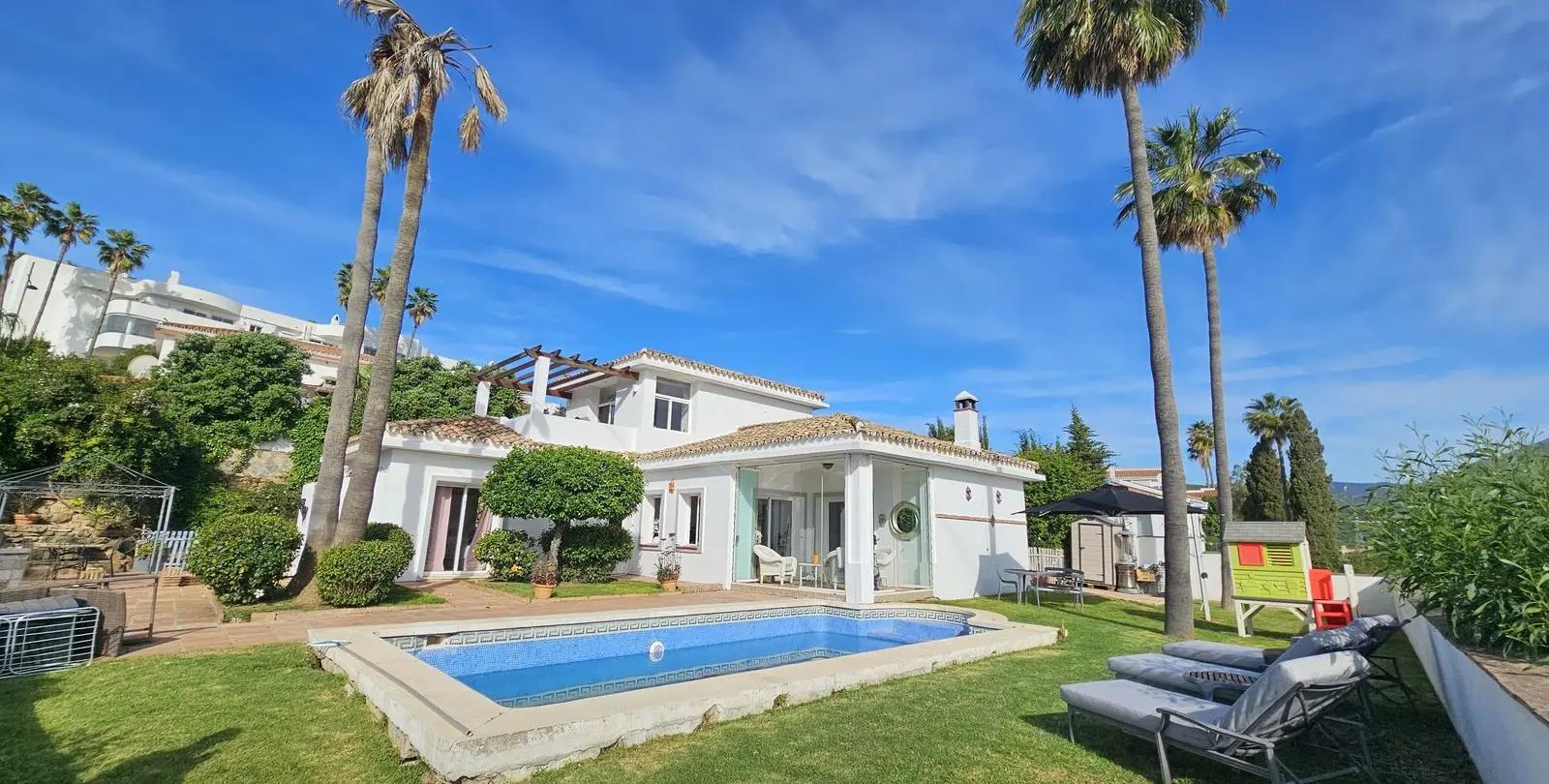 Продажа  отдельно стоящей виллы в Estepona 2