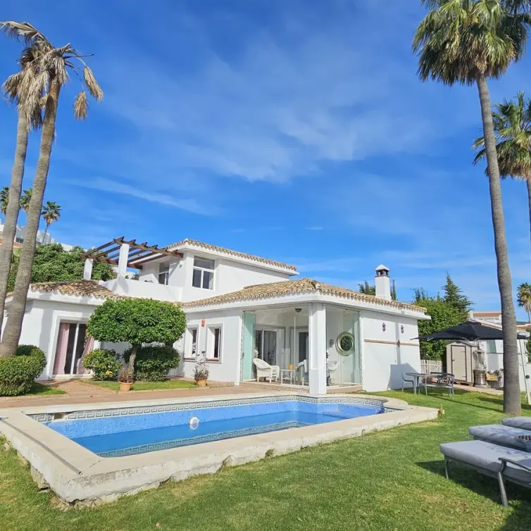 Продажа  отдельно стоящей виллы в Estepona