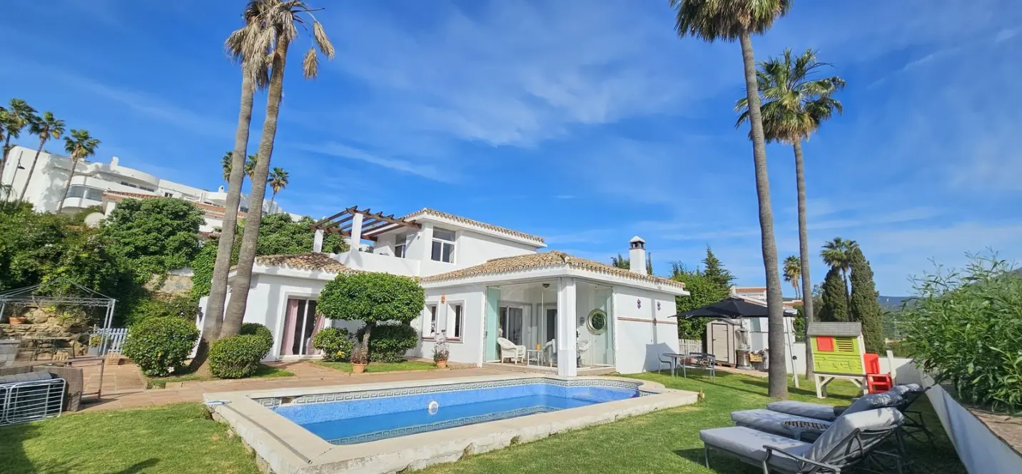 Продажа  отдельно стоящей виллы в Estepona 1