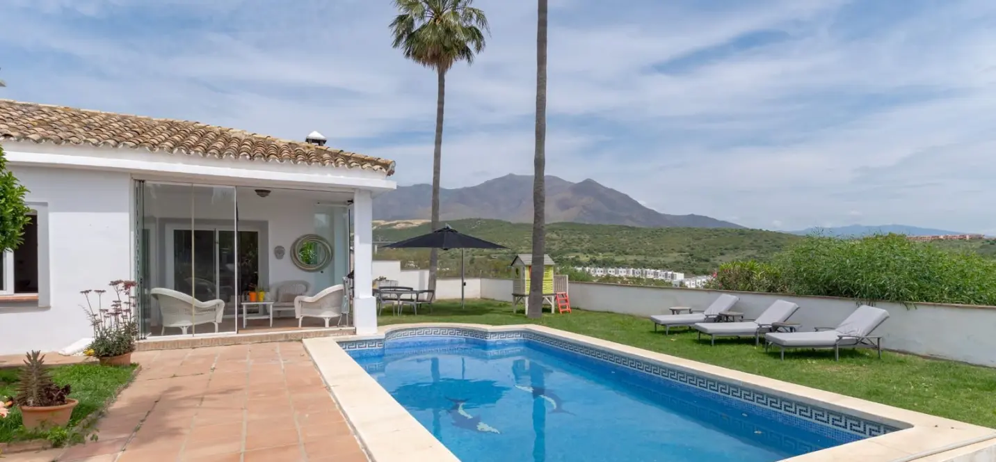 Продажа  отдельно стоящей виллы в Estepona 2