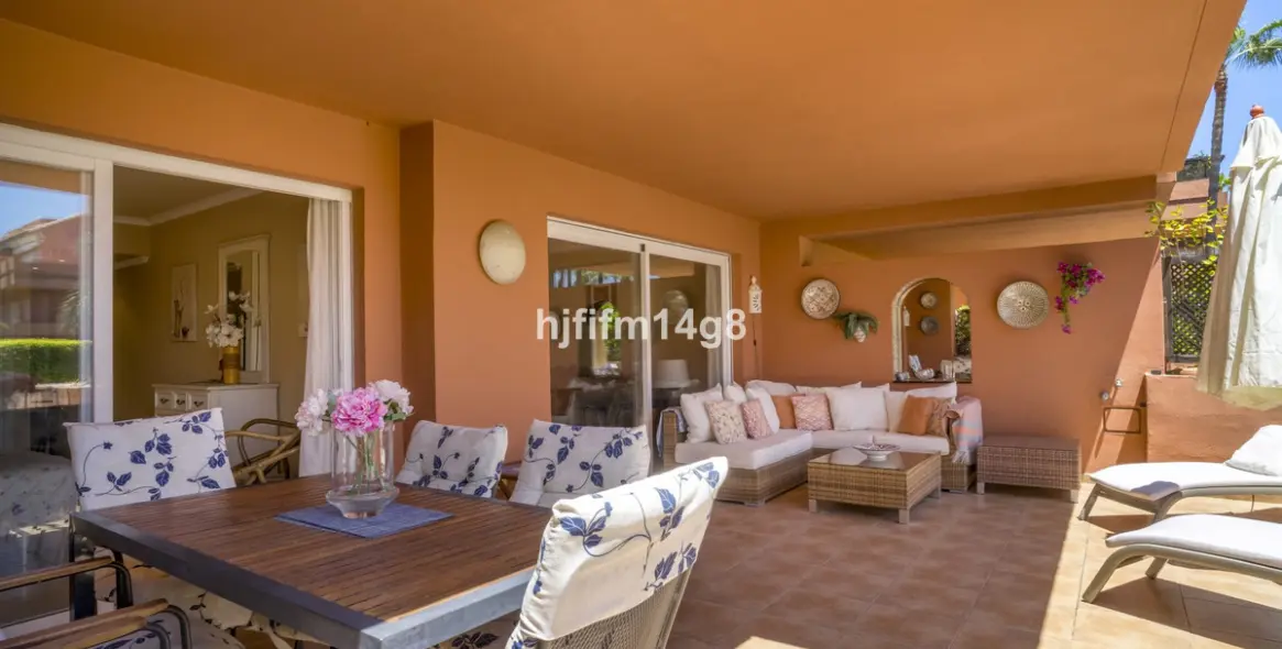 Sale of ground floor apartment in Puerto Banús 2