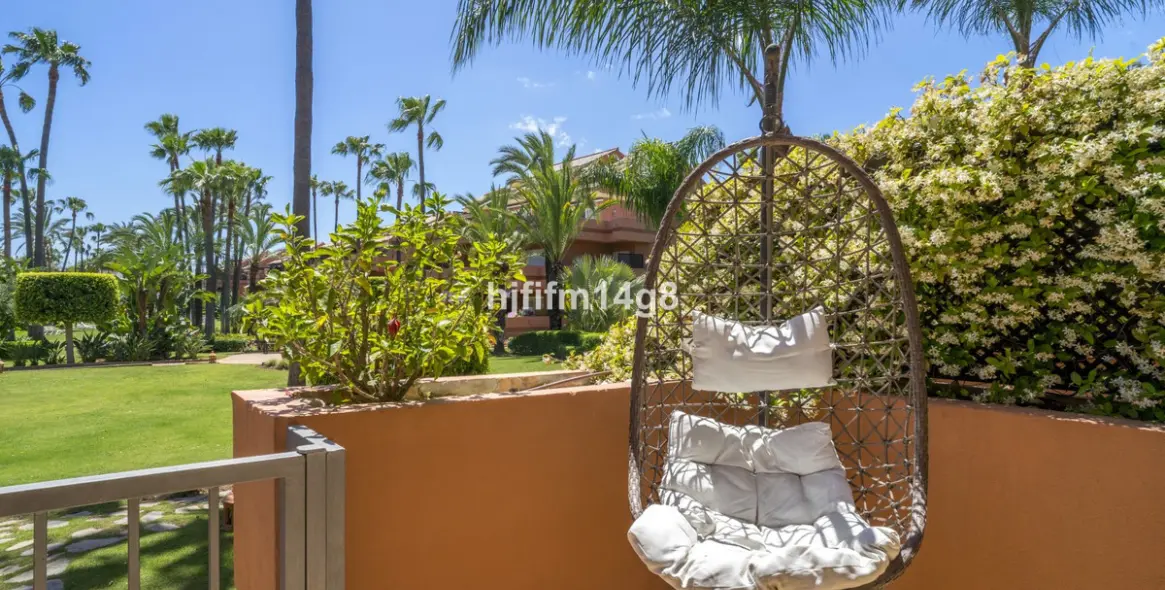 Sale of ground floor apartment in Puerto Banús 5
