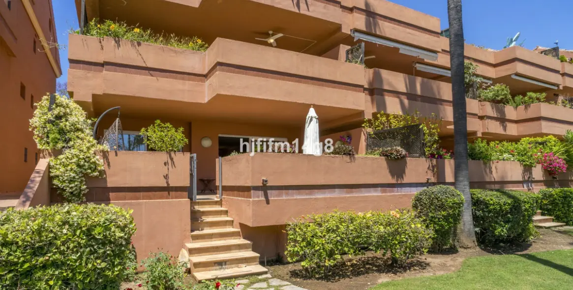 Sale of ground floor apartment in Puerto Banús 23