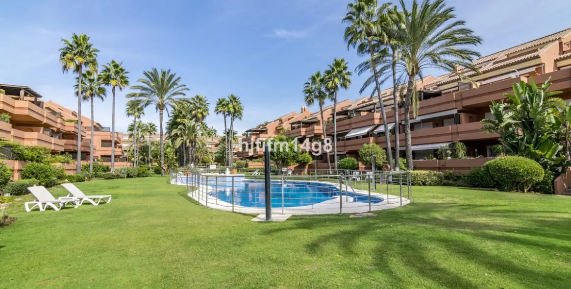Sale of ground floor apartment in Puerto Banús 25
