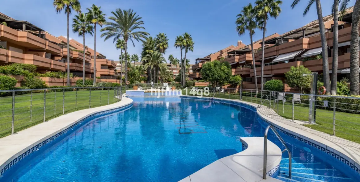 Sale of ground floor apartment in Puerto Banús 27