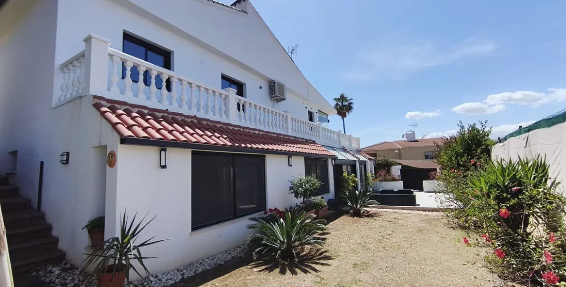 Sale of detached villa in Alhaurín de la Torre 1