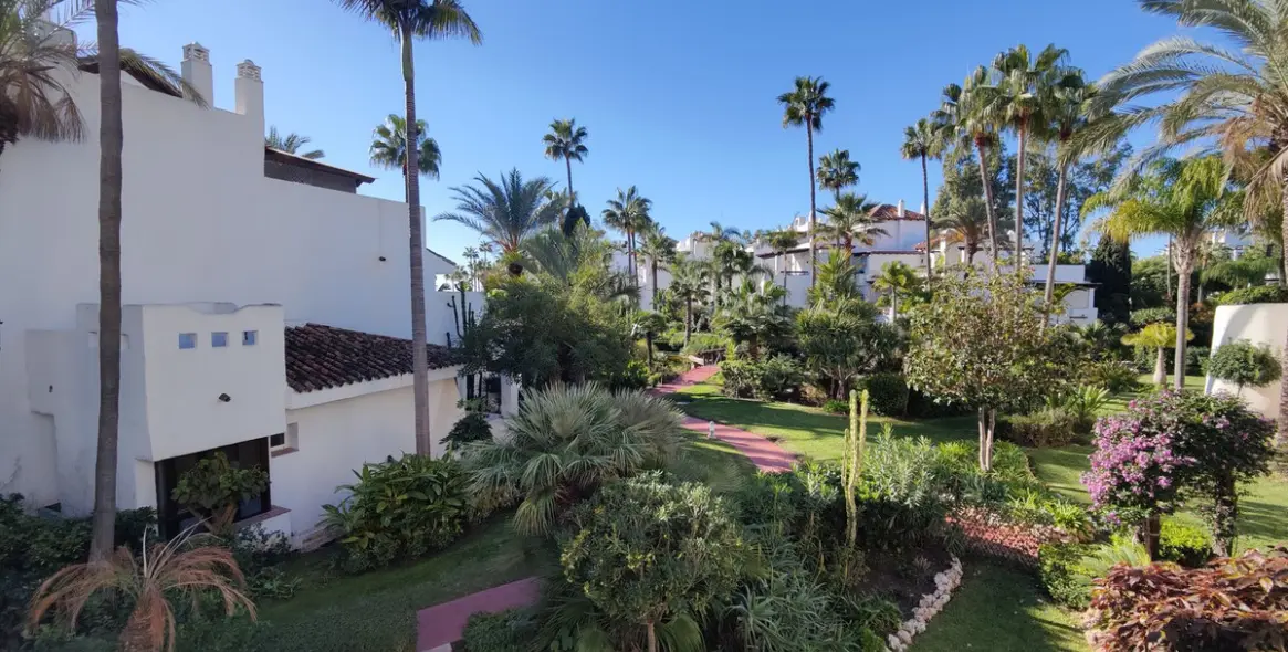 Sale of middle floor apartment in Puerto Banús 1