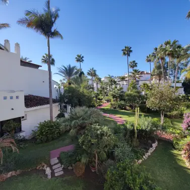 Sale of middle floor apartment in Puerto Banús