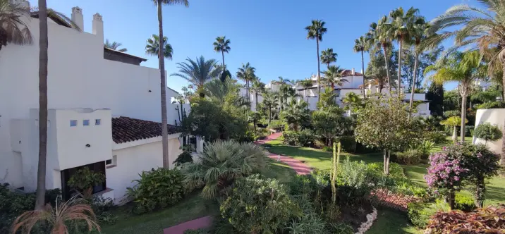 Sale of middle floor apartment in Puerto Banús 0