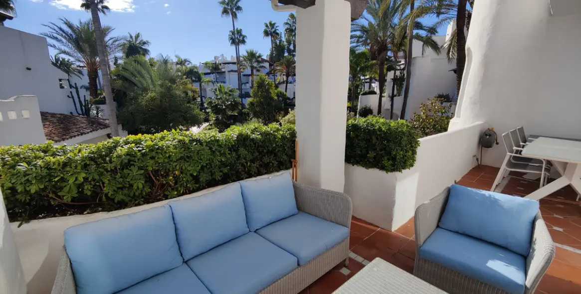 Sale of middle floor apartment in Puerto Banús 2