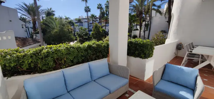 Sale of middle floor apartment in Puerto Banús 1