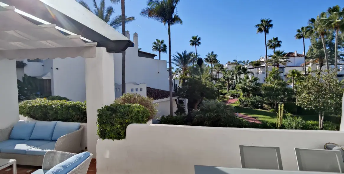 Sale of middle floor apartment in Puerto Banús 3