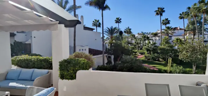 Sale of middle floor apartment in Puerto Banús 2