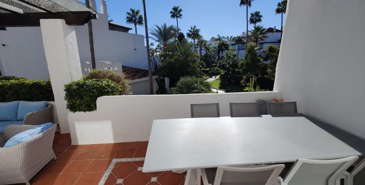 Sale of middle floor apartment in Puerto Banús 4