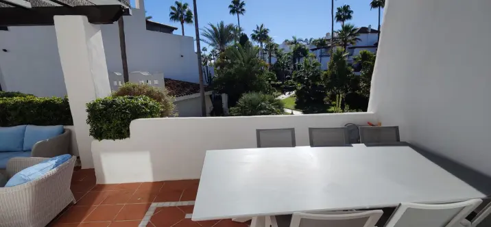 Sale of middle floor apartment in Puerto Banús 3