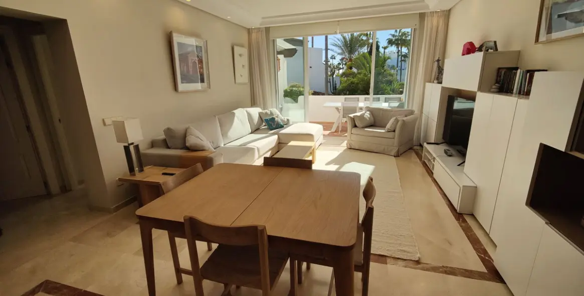 Sale of middle floor apartment in Puerto Banús 5