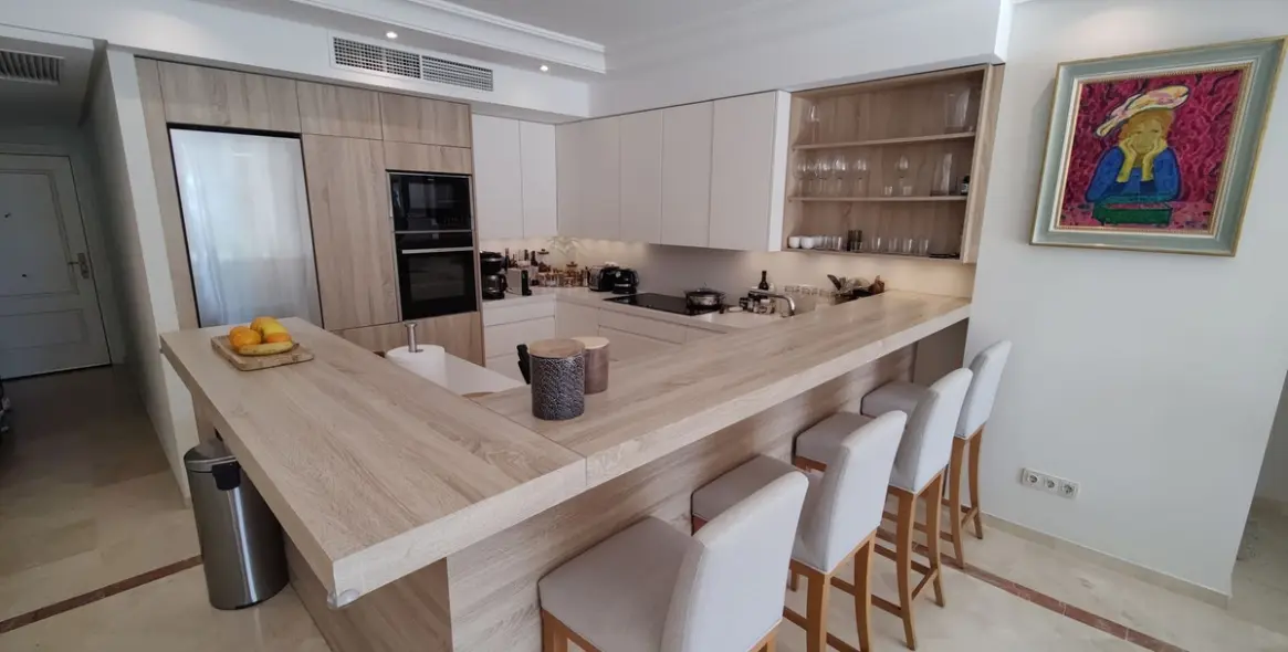 Sale of middle floor apartment in Puerto Banús 8