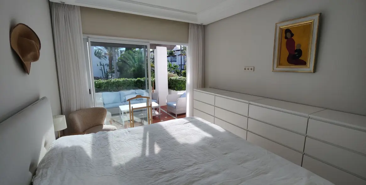 Sale of middle floor apartment in Puerto Banús 9