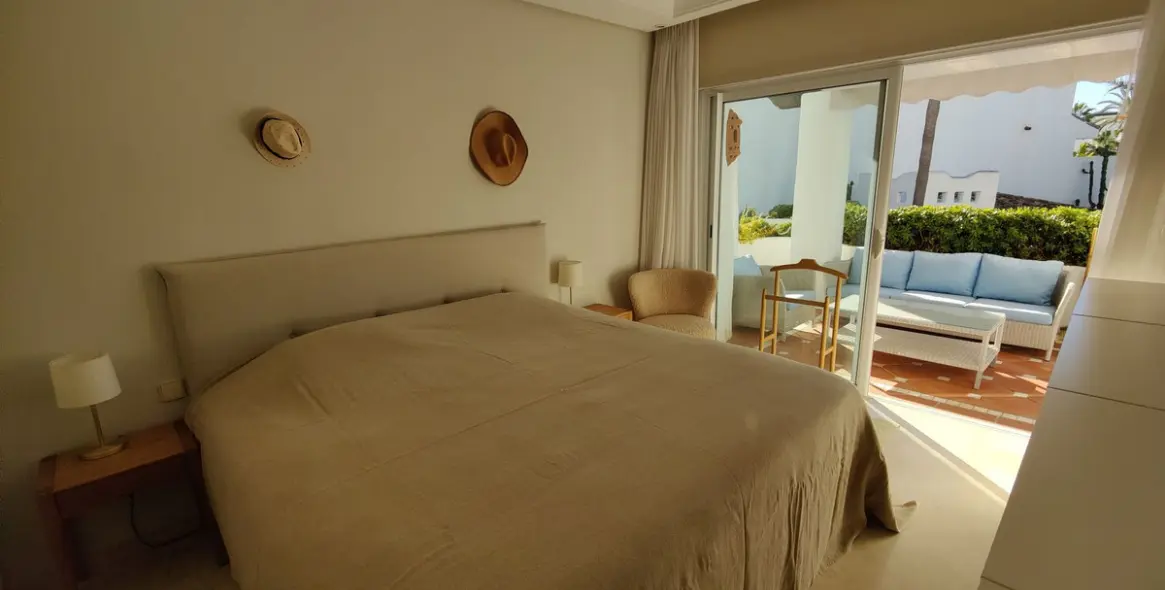 Sale of middle floor apartment in Puerto Banús 10