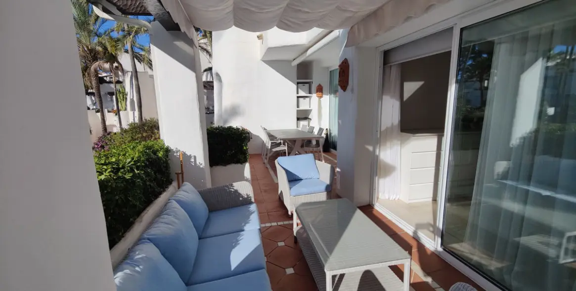 Sale of middle floor apartment in Puerto Banús 11