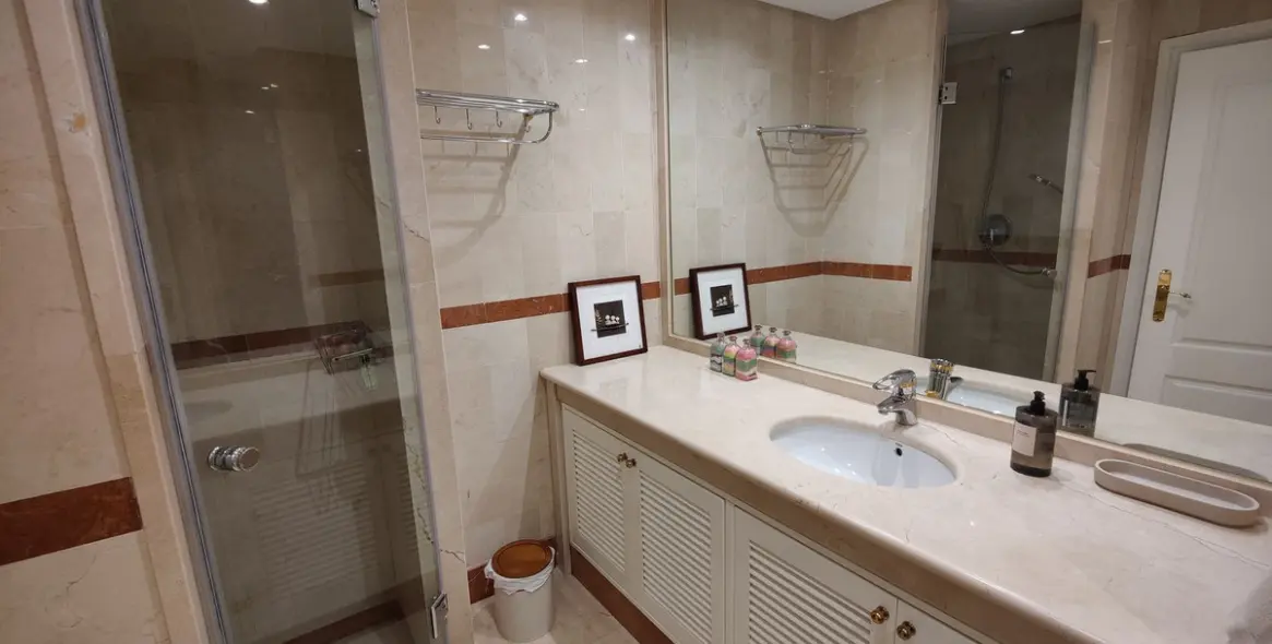 Sale of middle floor apartment in Puerto Banús 13