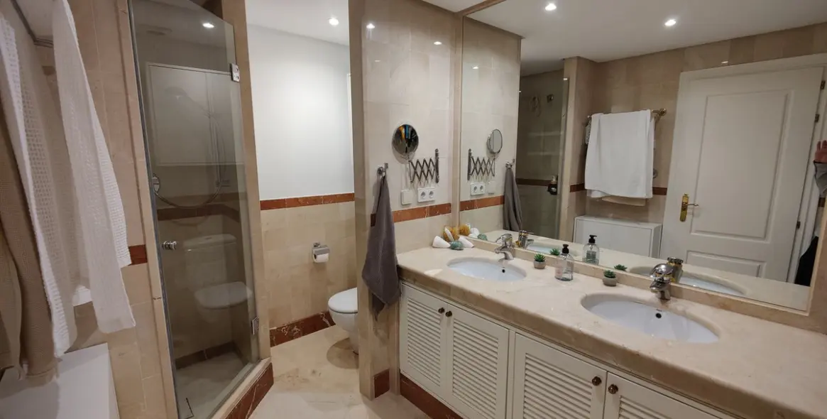 Sale of middle floor apartment in Puerto Banús 15