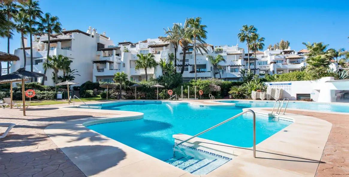 Sale of middle floor apartment in Puerto Banús 21