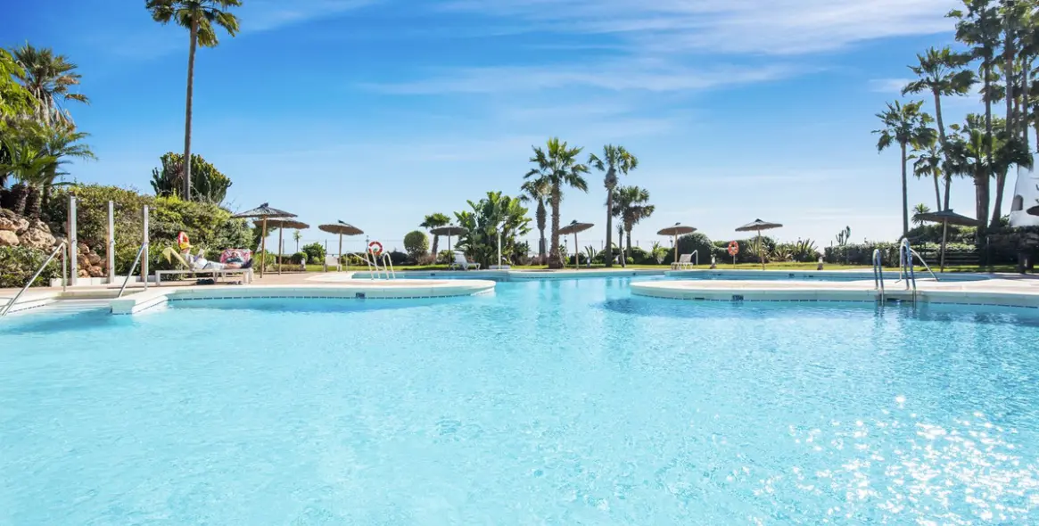 Sale of middle floor apartment in Puerto Banús 23