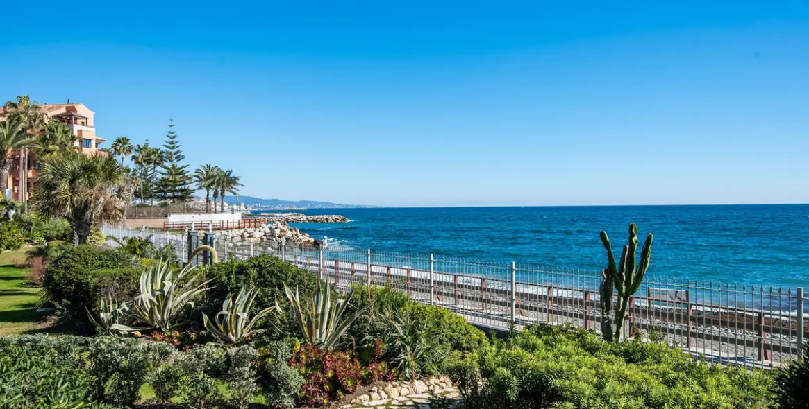 Sale of middle floor apartment in Puerto Banús 36