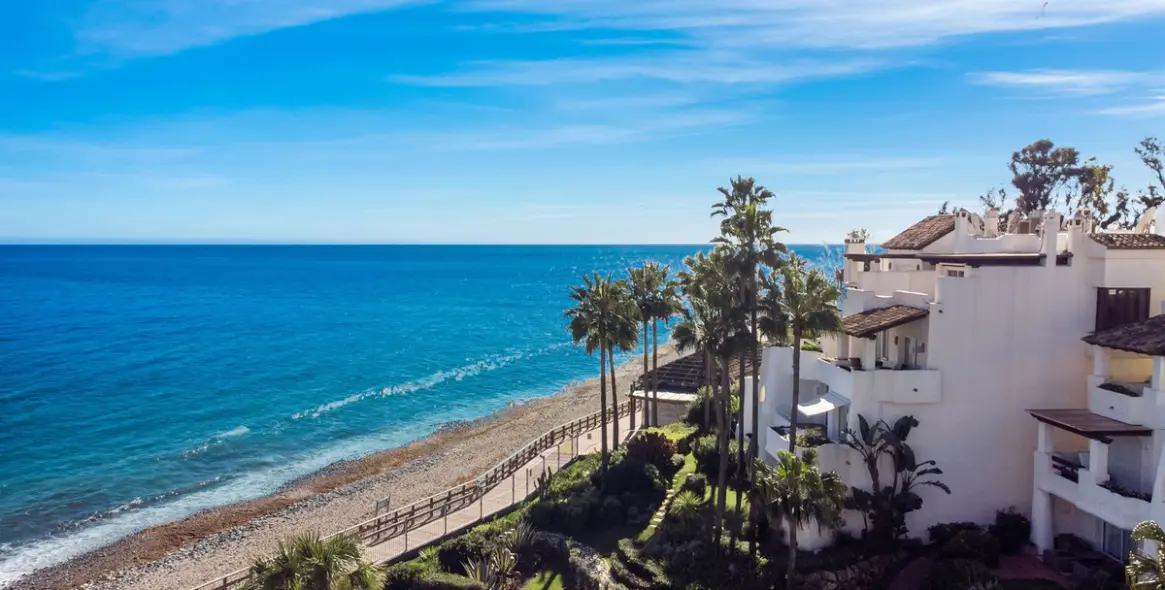 Sale of middle floor apartment in Puerto Banús 39