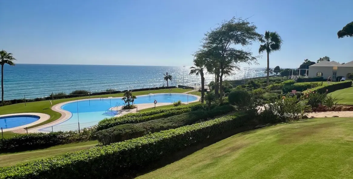 Sale of middle floor apartment in Cabopino 9