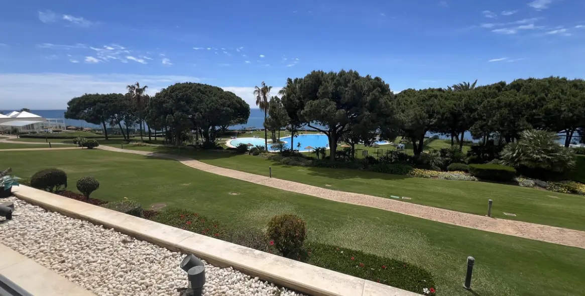 Sale of middle floor apartment in Cabopino 10