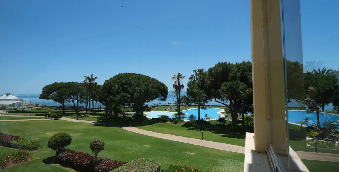Sale of middle floor apartment in Cabopino 14
