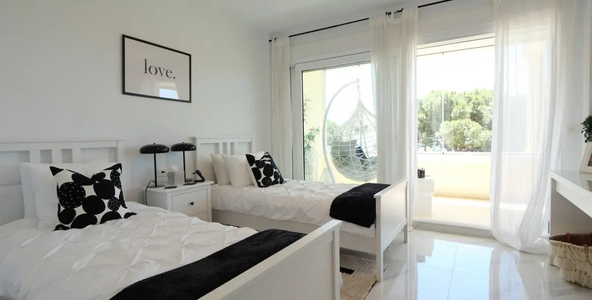 Sale of middle floor apartment in Cabopino 18