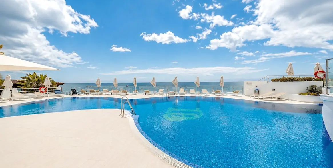Sale of middle floor apartment in New Golden Mile 1
