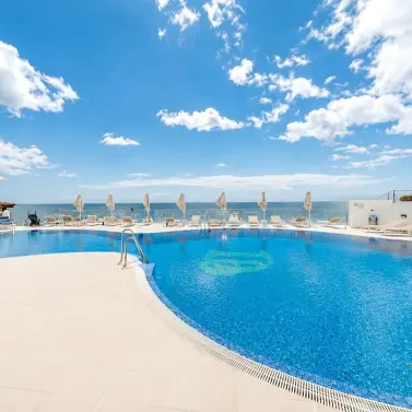 Sale of middle floor apartment in New Golden Mile
