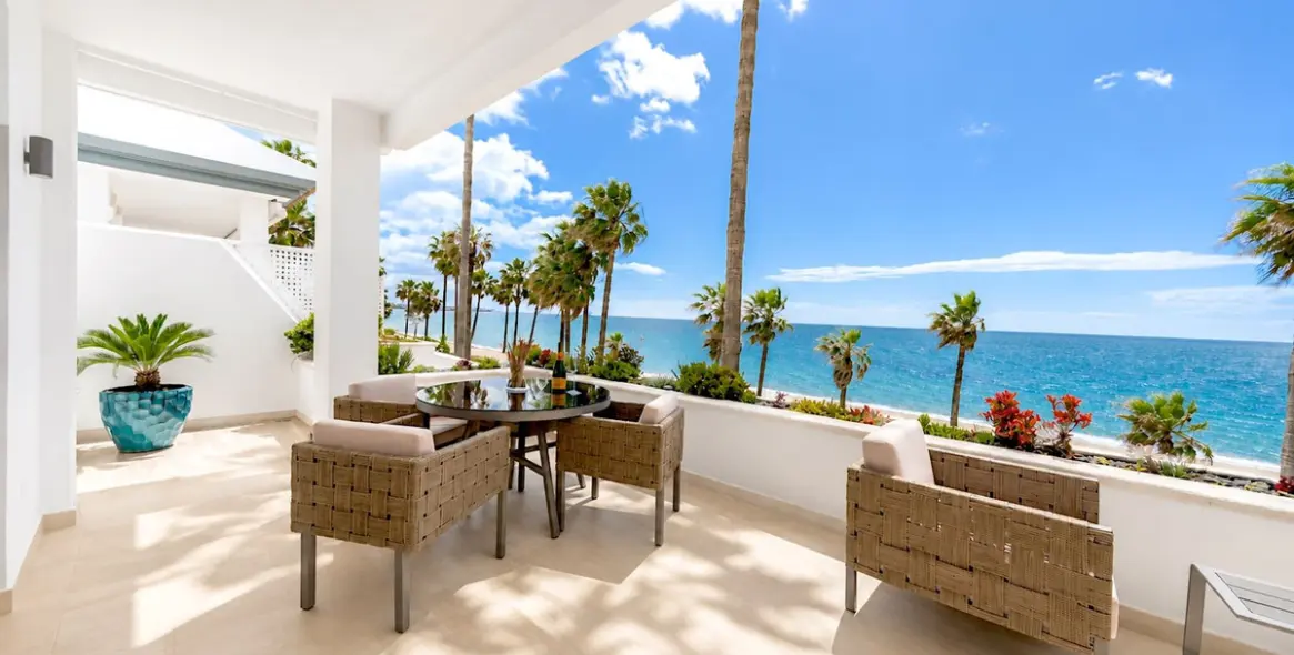 Sale of middle floor apartment in New Golden Mile 2