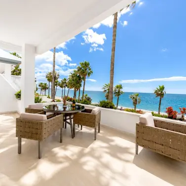 Sale of middle floor apartment in New Golden Mile