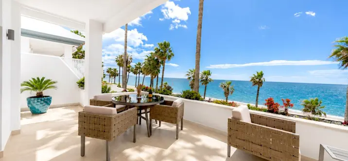 Sale of middle floor apartment in New Golden Mile 1