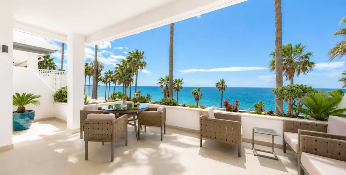 Sale of middle floor apartment in New Golden Mile 3