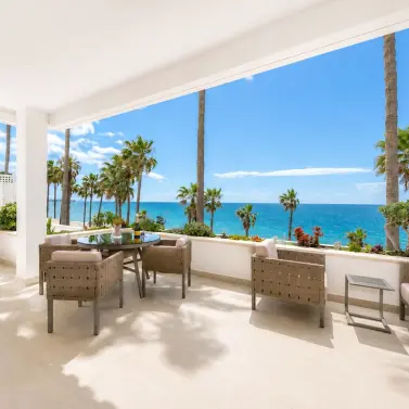 Sale of middle floor apartment in New Golden Mile